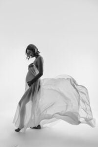 Moderne Schwangerschaftsfotografie mit Tüchern in Berlin